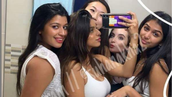 સહેલીઓ સાથે દેખાઈ રહી છે સુહાના