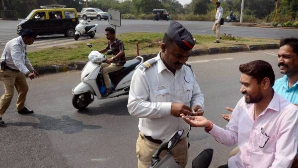 લુંગી-બનિયાન પહેરીને વાહન ચલાવવું