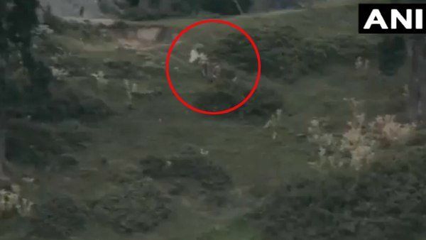 Video: ભારતીય સૈન્યની કાર્યવાહીમાં માર્યા ગયેલા બે સૈનિકોના શબ લેવા સફેદ ઝંડા સાથે આવી પાક સેના