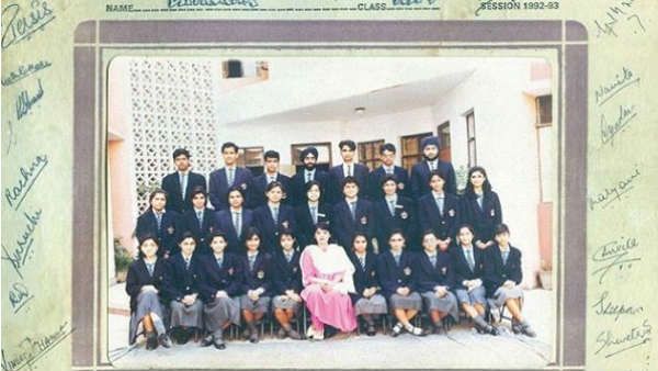 લાઈનમાં ઉભેલી 17 વર્ષની 