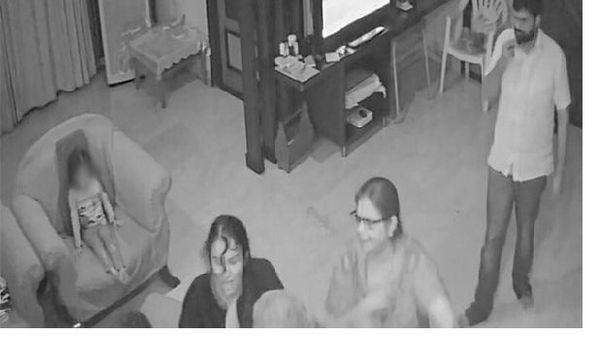 વીડિયોમાં વહુને ઢસડતા દેખાયા રિટાયર્ડ જજ, પહેલા દીકરાએ મારી પછી ઢસડી