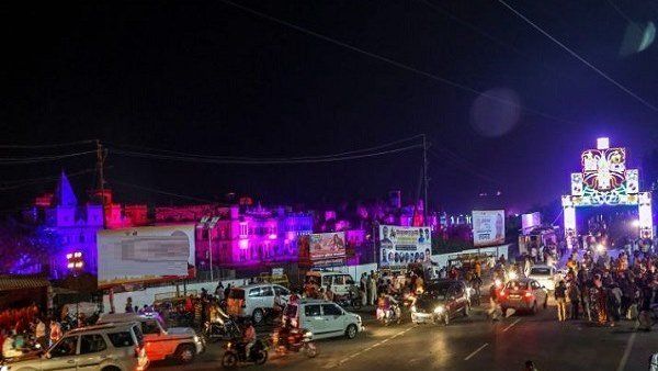 રામનો રાજ્યાભિષેક જોવા પહોંચ્યા લોકો