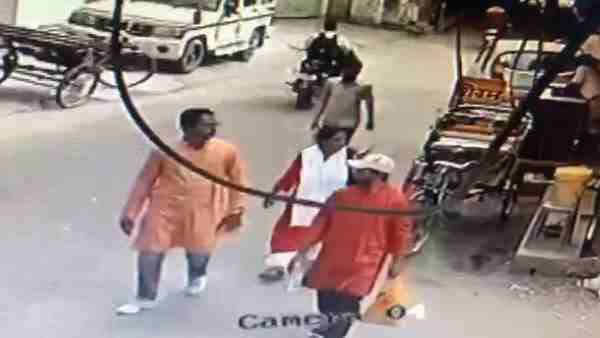 સીસીટીવી ફુટેજમાં એક મહિલા સાથે 3 સંદિગ્ધ દેખાયા