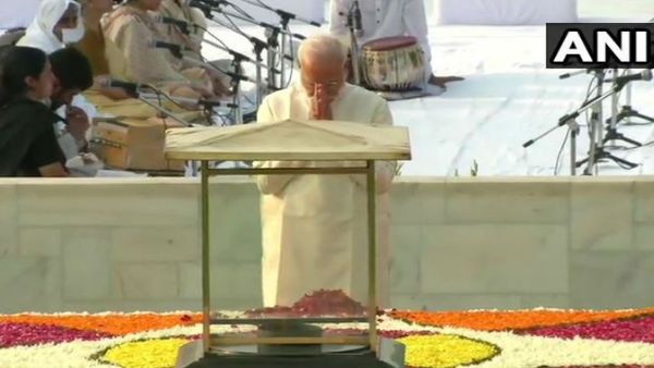 મોદીએ ગાંધીજીને શ્રદ્ધાંજલિ આપી મોદીએ ગાંધીજીને શ્રદ્ધાંજલિ આપી