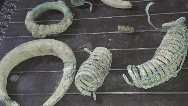 પિંડદાન માટે માટી ખોદી રહ્યો હતો ખેડૂત, નીકળી આવી વસ્તુઓ