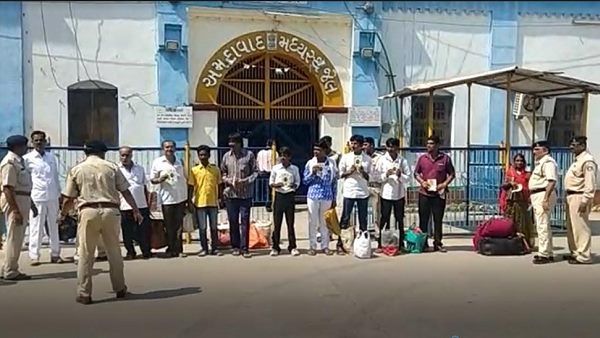 ગુજરાતના ત્રણ તબક્કામાં કુલ 387 કેદીઓને માફ કરવાનો નિર્ણય ગુજરાતના ત્રણ તબક્કામાં કુલ 387 કેદીઓને માફ કરવાનો નિર્ણય