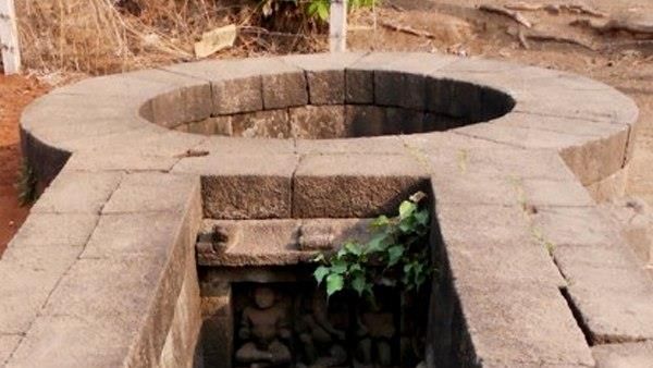 કૂવામાં અંદર ટનલ દેખાય છે