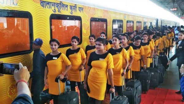 તેજસ ટ્રેનની હોસ્ટેસ પાસેથી ફોન નંબર માંગી પરેશાન કરતા યાત્રીઓ