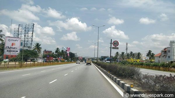 10) સાર્વજનિક રસ્તાઓ પર રેસ લગાવવી