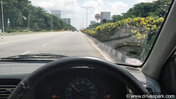 2) સ્કૂલ વિસ્તારોમાં ઝડપથી વાહન ચલાવવું