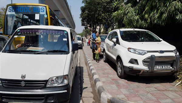 6) ફૂટપાથ પર ગાડી ચલાવવી