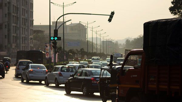 8) હાઈસ્પીડ વાળા રોડ પર લેન બદલવું