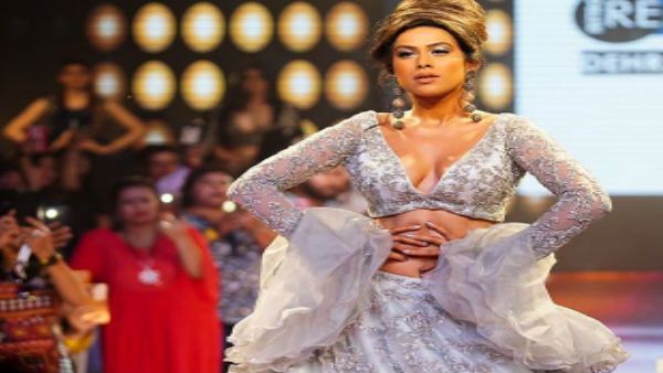 લહેંગામાં લાગી આગ તેમછતાં મસ્તી ચાલુ લહેંગામાં લાગી આગ તેમછતાં મસ્તી ચાલુ