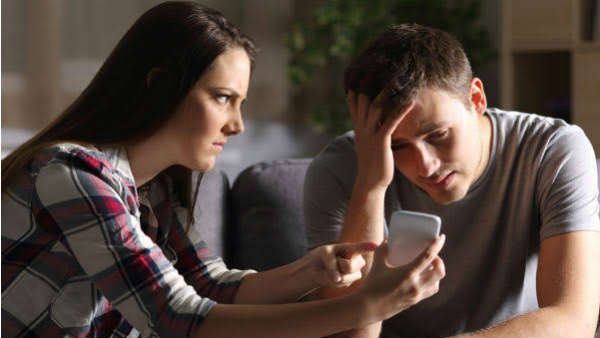 લત ના બની જાય પાર્ટનરનો ફોન ચેક કરવો
