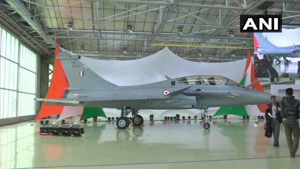 પહેલું રાફેલ એરક્રાફ્ટ રિસીવ કરવા ફ્રાંસના મેરિગ્નૈક પહોંચ્યા રાજનાથ સિંહ