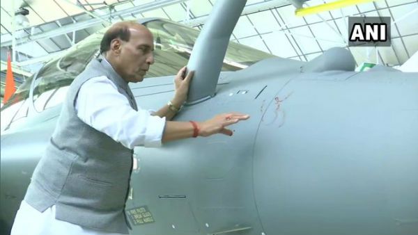 રાજનાથ સિંહે રાફેલ જેટની શસ્ત્ર પૂજા કરીને ॐ લખ્યો