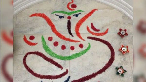 રંગીન ચોખાથી બની રંગોળી