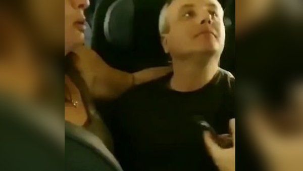 ફ્લાઈટમાં વાંધાજનક સ્થિતિમાં પકડાયું કપલ, બંનેની ધરપકડ