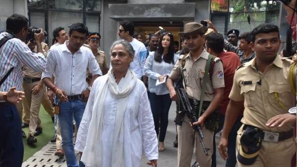 પોલિસ સુરક્ષા વચ્ચે ગાડી સુધી લઈ જવાયા