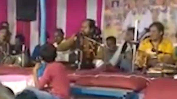 બોટાદઃ લોક કલાકારને દારુ પીને ગાવુ ભારે પડ્યું, થઈ લાફાવાળી