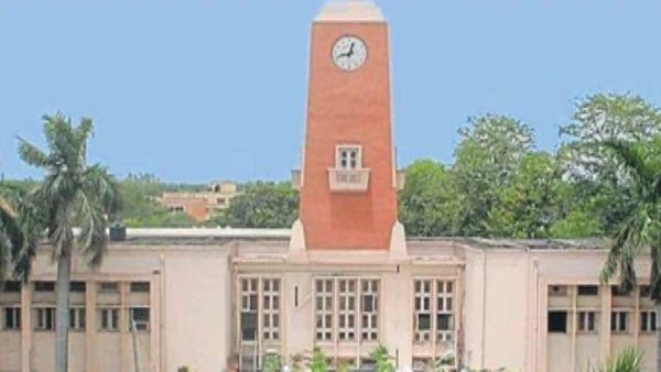 યૂનિવર્સિટી પ્રસાસને મામલો દબાવવાની કોશિશ કરી યૂનિવર્સિટી પ્રસાસને મામલો દબાવવાની કોશિશ કરી