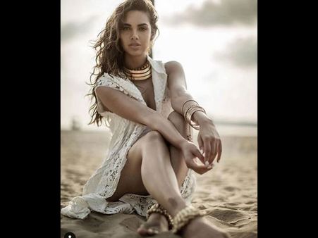 ચાહકોને ગમે છે ઇશાની તસ્વિરો