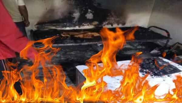 શટ ડાઉન ન હોવા અને બેડ પર રાખવાના કારણે લેપટૉપમાં થયો ધમાકો શટ ડાઉન ન હોવા અને બેડ પર રાખવાના કારણે લેપટૉપમાં થયો ધમાકો