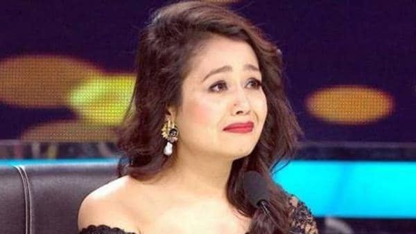 Video: ઈન્ડિયન આઈડલના સ્ટેજ પર Oops મોમેન્ટનો શિકાર બની નેહા કક્કડ