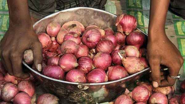 અહીં માત્ર 22 રૂપિયા પ્રતિ કીલોએ મળી રહી છે ડુંગળી, લોકોએ લાઈનો લગાવી