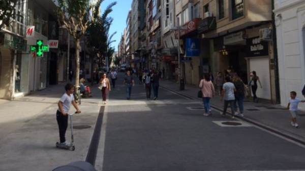 રસ્તાઓ પર રમે છે બાળકો રસ્તાઓ પર રમે છે બાળકો