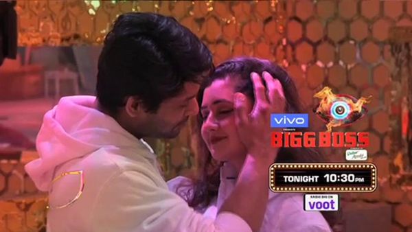 બિગ બૉસ 13: દુશ્મની છોડી રોમેન્ટીક થયા સિદ્ધાર્થ-રશ્મિ, જુઓ પુલમાં HOT Video