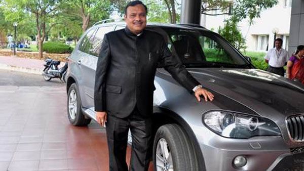 અબજોની ટ્રાવેલ એજન્સીના મલિક છે આ ટેક્સી ડ્રાઇવર, ભાડે આપે છે રોલ્સ રોયસ ઘોસ્ટ કાર