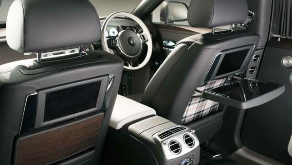 લક્ઝરી એસયુવી અને સેડાન કારોને પણ ભાડે આપે છે