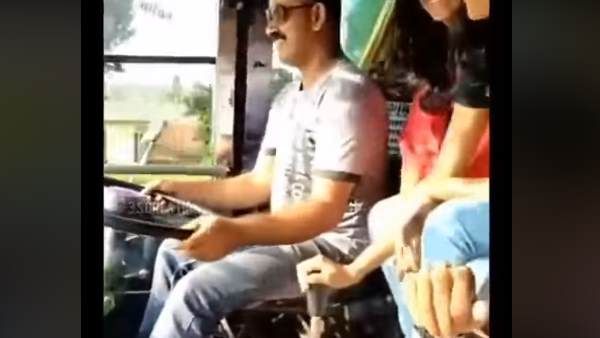 Video: ચાલતી બસમાં છોકરીઓ બદલતી રહી ગિયર, હસતો રહ્યો ડ્રાઈવર