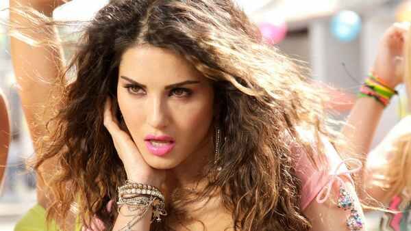 સની લિયોનનુ અસલી નામ કરનજીત કૌર વોહરા છે સની લિયોનનુ અસલી નામ કરનજીત કૌર વોહરા છે