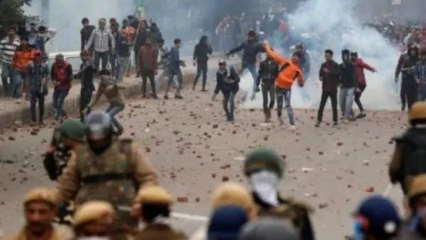 CAA: સંપત્તિને નુકશાન પહોંચાડ્યુ તો ભરવો પડશે આટલો દંડ, યુપીમાં હાઈ એલર્ટ, ઠેર ઠેર ફ્લેગ માર્ચ