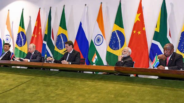 વૈશ્વિક અર્થવ્યવસ્થમાં કોણ ક્યાં છે?