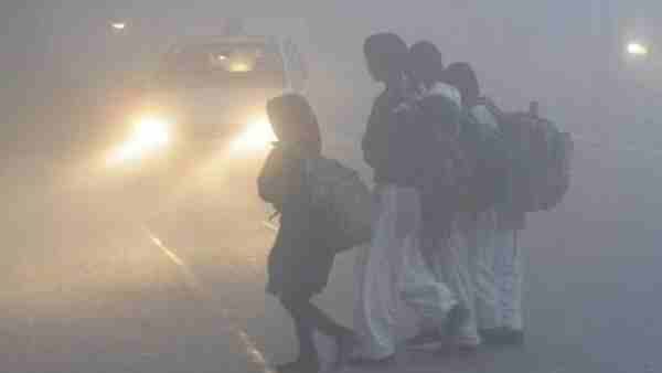 દિલ્લી-એનસીઆરમાં વધી ઠંડી, ધૂમ્મસથી હાલ બેહાલ, અમુક સ્થળોએ શાળા-કોલેજો બંધ
