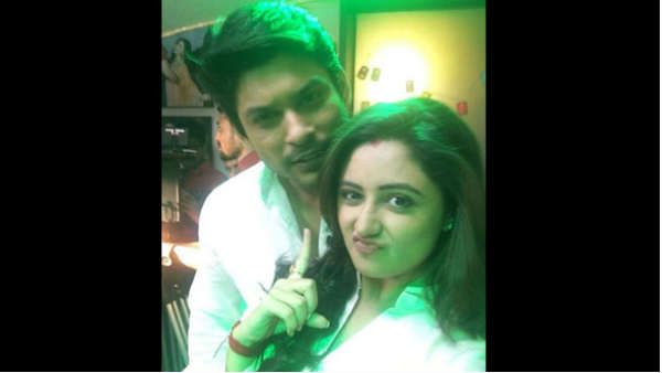 કેમેરાની પાછળ હોય કે આગળ