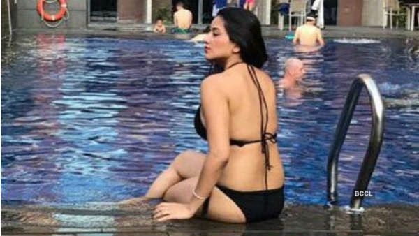 સ્વિમિંગ પુલ પાસે પોઝ 