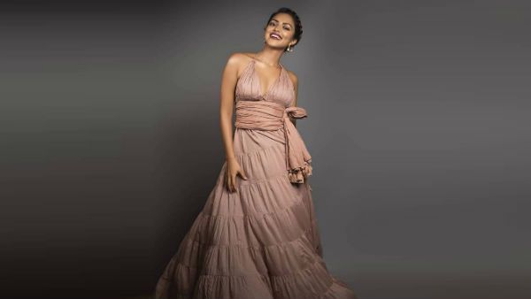 બેહદ ખુબસુરત લાગી રહી છે અમલા બેહદ ખુબસુરત લાગી રહી છે અમલા