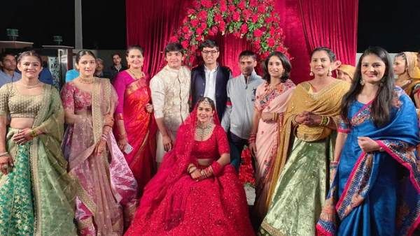 વડી બહેને પણ આઠ ફેરા લીધા હતા