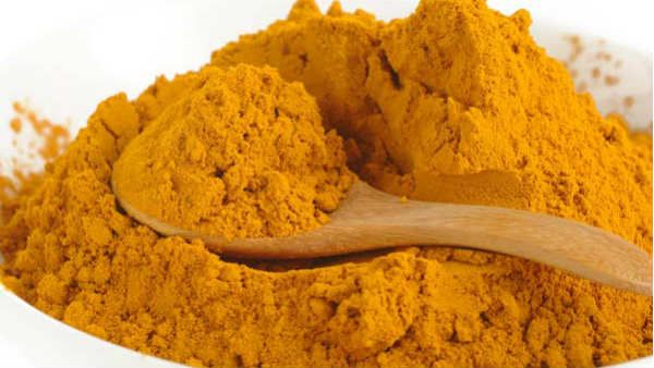 હળદરના પાણીથી સ્નાન કરો