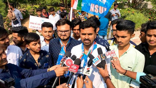 પરીક્ષાર્થીઓએ સૂત્રોચ્ચાર કર્યો પરીક્ષાર્થીઓએ સૂત્રોચ્ચાર કર્યો