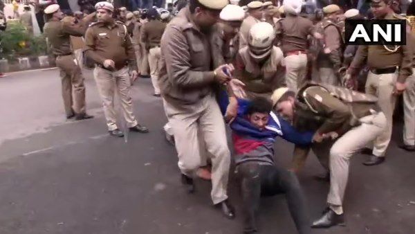 દિલ્હીઃ CABના વિરોધમાં ભારે પ્રદર્શન, કેટલાય મેટ્રો સ્ટેશન બંધ