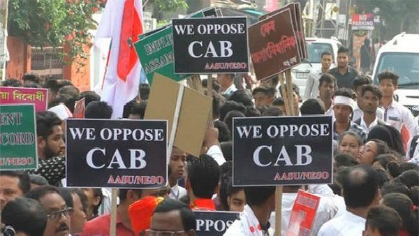 CAB: દિલ્હીમાં પ્રદર્શનકારીઓએ DTCની બસ સળગાવી, બે ફાયરમેન ઘાયલ