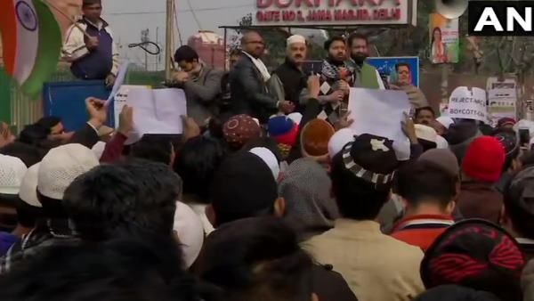 જામા મસ્જિદની બહાર નાગરિકત્વના કાયદા સામે વિરોધ, નમાઝ બાદ હજારો લોકો એકઠા થયા