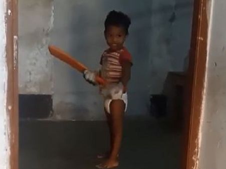 નાના બાળકની અદ્ભુત બેટીંગ