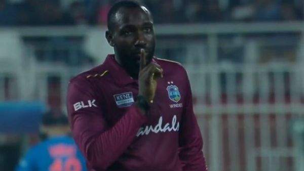 મોઢા પર રાખી આંગળી