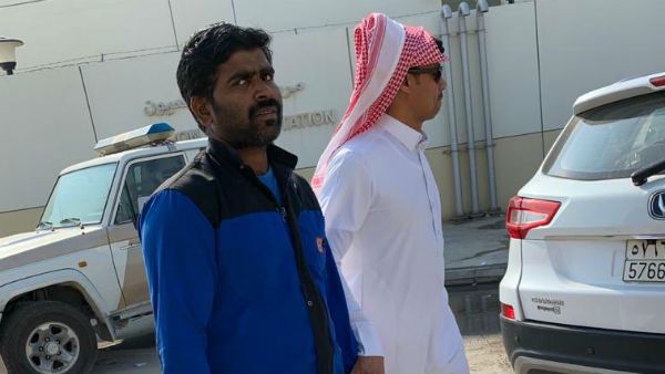 હરીશના બે ફેસબુક એકાઉન્ટ છે